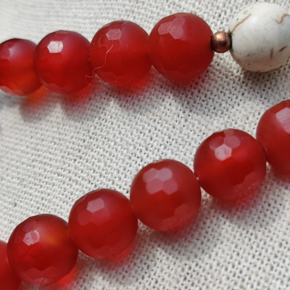 Boho 30" red jade and white howlite turquoise druzy tassel necklace - Picture 14 of 16
